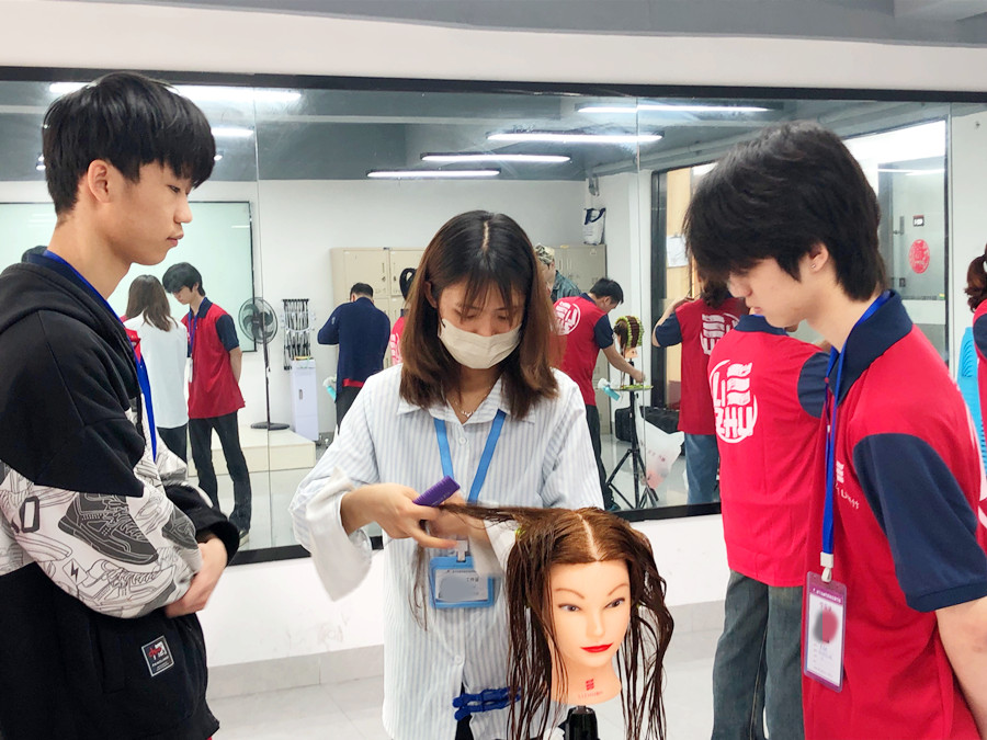 標(biāo)準(zhǔn)杠練習(xí)重點(diǎn)，南寧花式燙發(fā)學(xué)校解析