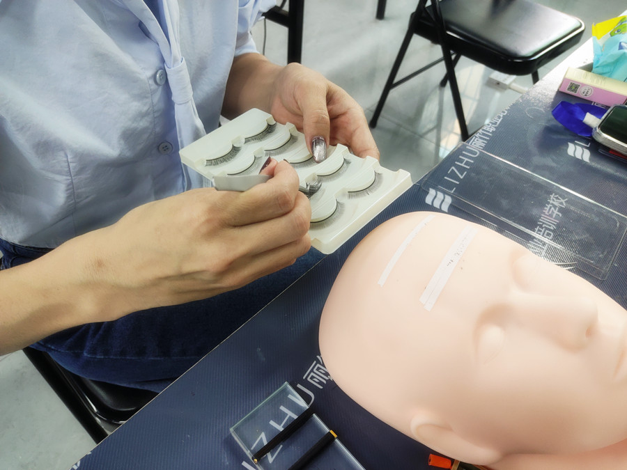 美睫單根嫁接教程，南寧美睫專業(yè)培訓(xùn)