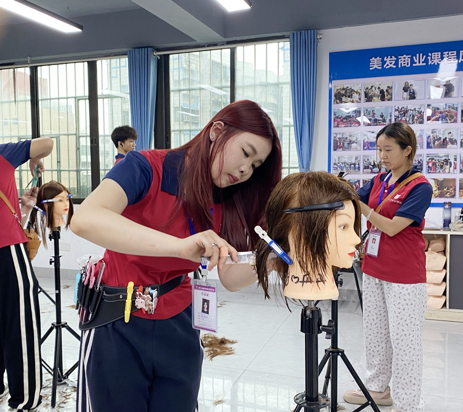 幼態(tài)臉選發(fā)型的關(guān)鍵，南寧剪發(fā)造型女士教學(xué)