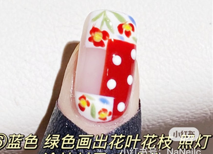 初高中畢業(yè)學(xué)美甲：復(fù)古小碎花美甲