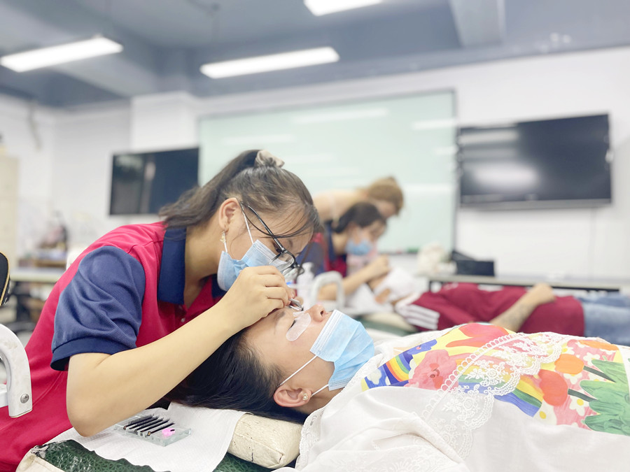 如何成為高價(jià)美睫師？南寧美睫學(xué)校排行分享技巧