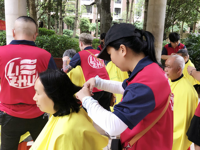 社區(qū)里的“便民理發(fā)店”開張了 | 廣西美發(fā)社會實(shí)踐報(bào)告