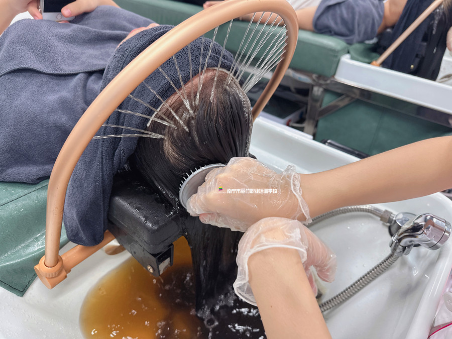 艾葉煮水洗頭好處？廣西頭療養(yǎng)發(fā)學(xué)校講解