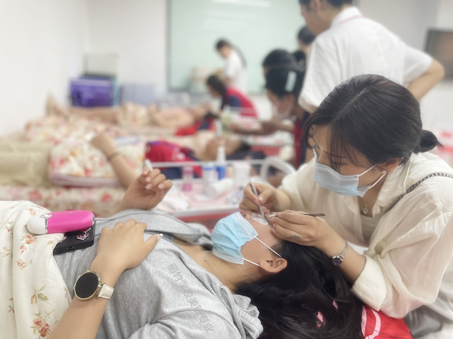 嫁接美睫后如何修補(bǔ)？南寧美睫教學(xué)