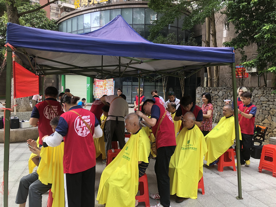 廣西美發(fā)職業(yè)學(xué)校開展“學(xué)雷鋒”免費(fèi)理發(fā)活動(dòng)。