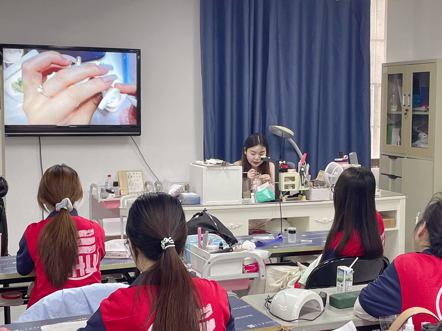 廣西學(xué)美甲有前途嗎？廣西美甲行業(yè)的前景如何？