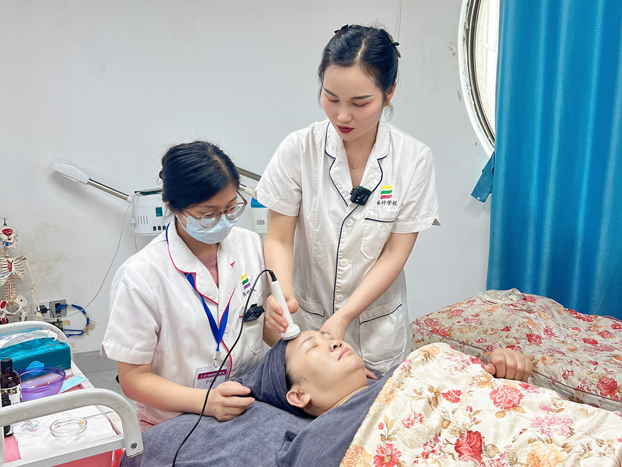 定期深層清潔面部肌膚的好處，廣西美容護(hù)膚學(xué)習(xí)