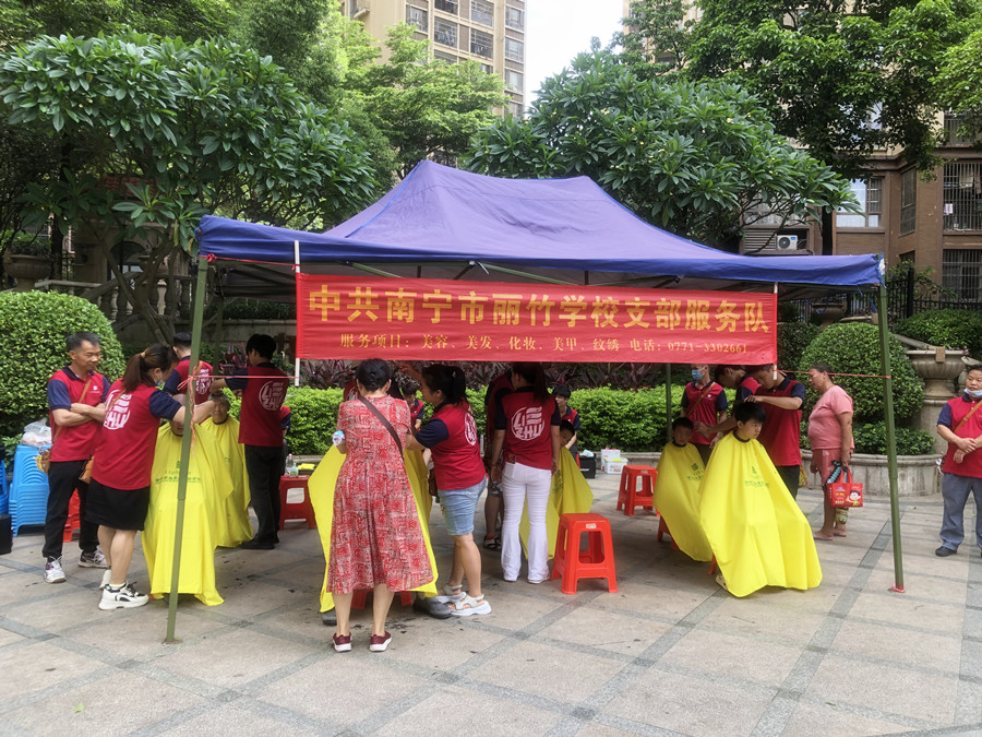 廣西美發(fā)義剪活動(dòng)，現(xiàn)場(chǎng)溫馨歡樂