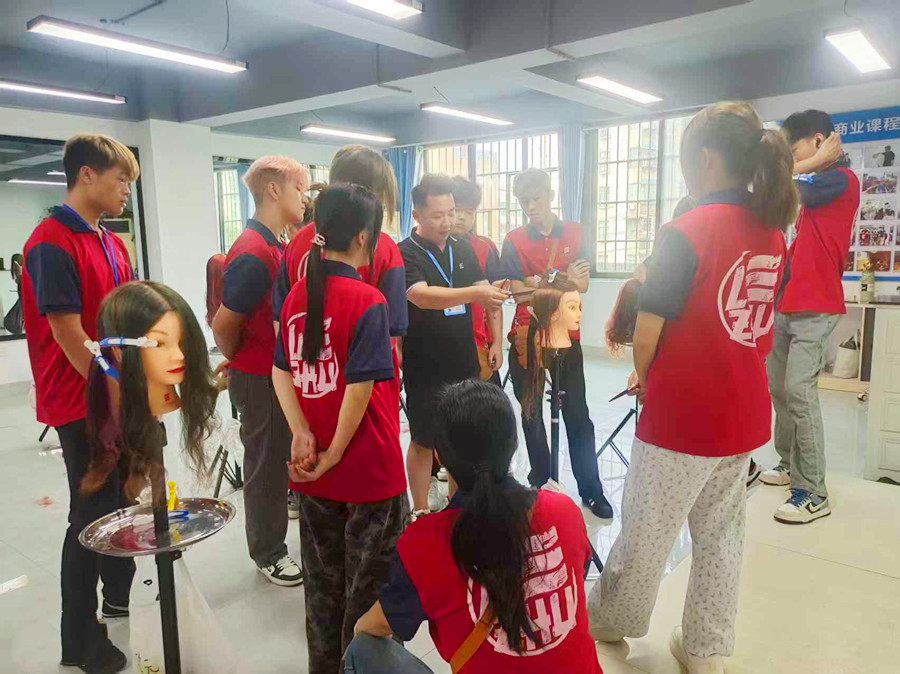 高層次鎖骨發(fā)的特點(diǎn)，0基礎(chǔ)學(xué)剪發(fā)