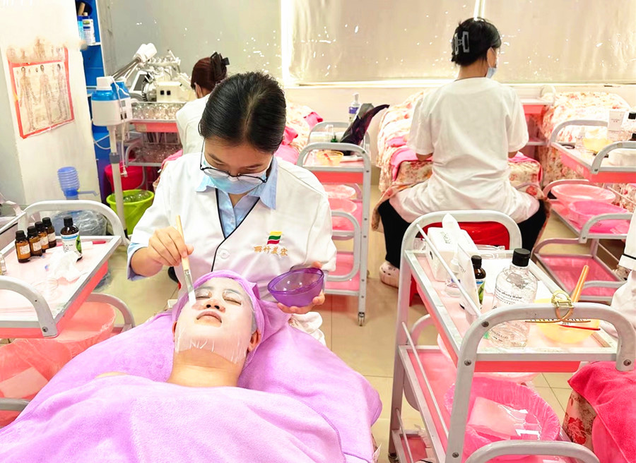 夏季補(bǔ)水的重要性，南寧美容護(hù)膚養(yǎng)顏學(xué)校分享