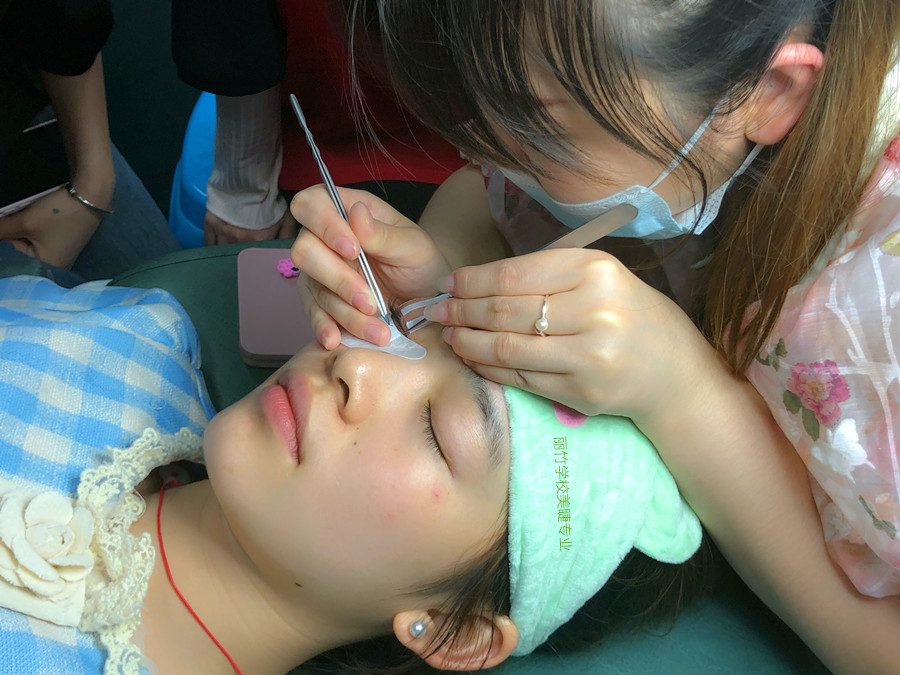 美睫師拿鑷子的標(biāo)準(zhǔn)，美睫教學(xué)零基礎(chǔ)