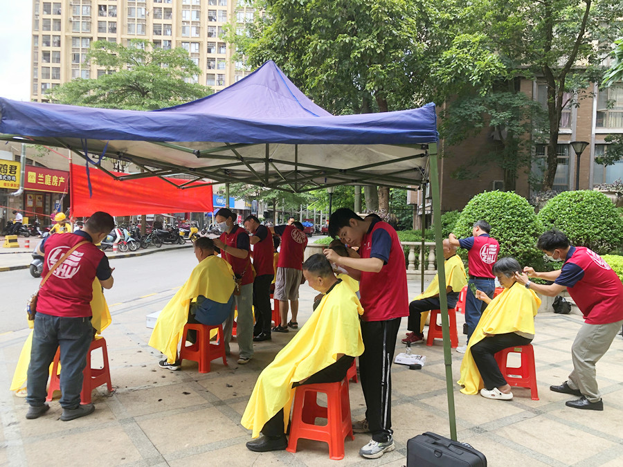 麗竹學(xué)校免費(fèi)理發(fā)服務(wù)送到家，居民連聲感謝