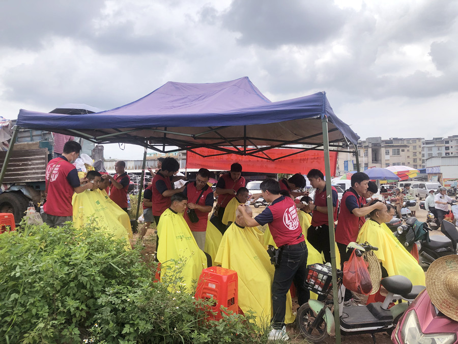 南寧美發(fā)男士精剪造型班外出義剪，大受歡迎