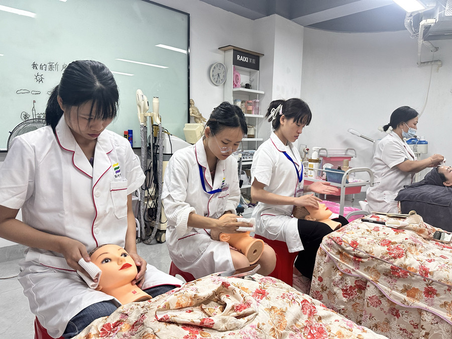 美容新手用假頭模練習(xí)的好處，學(xué)美容0基礎(chǔ)