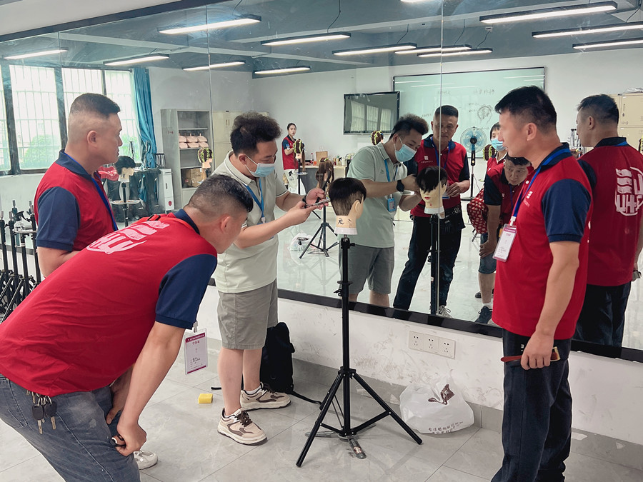 學(xué)美發(fā)0基礎(chǔ)，廣西美發(fā)專業(yè)學(xué)校手把手教學(xué)