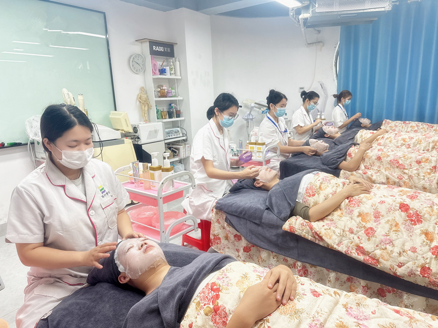 面部護(hù)理實(shí)操課堂練習(xí)，南寧美容護(hù)膚實(shí)訓(xùn)