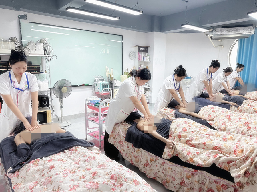 零基礎(chǔ)背部按摩實(shí)操課，廣西美容課堂隨拍