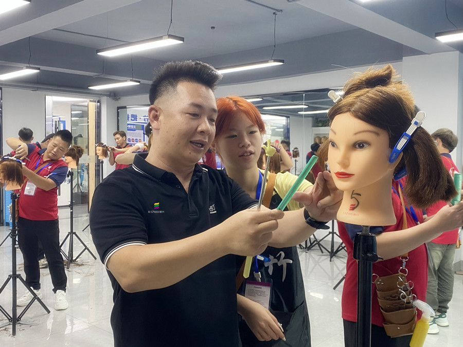 南寧美發(fā)女士精剪學(xué)員操作，南寧美發(fā)訓(xùn)練