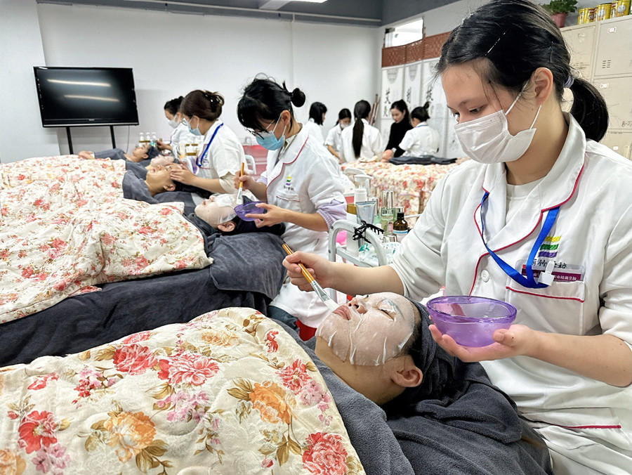 不同膚質(zhì)敷面膜的頻率，南寧護膚學校分享
