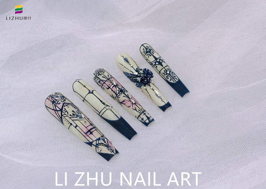 手繪花窗美甲，南寧美甲設(shè)計作品賞析