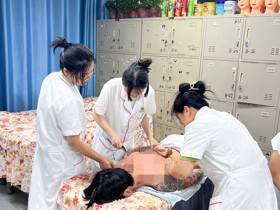 背部刮（sha）痧練習(xí)課堂，南寧健康管理美容