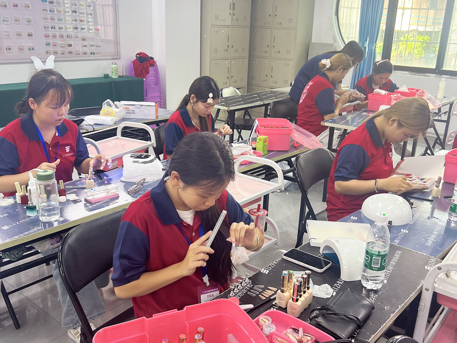 新手打磨甲片的技巧，南寧美甲訓(xùn)練