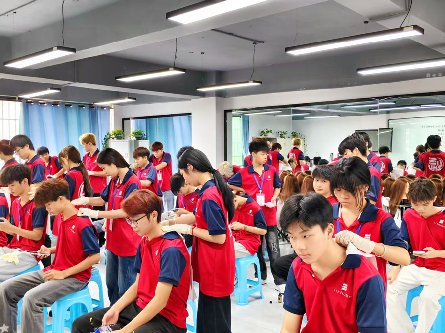 美發(fā)洗護(hù)精油按摩肩頸的好處，廣西洗護(hù)專業(yè)學(xué)校講解