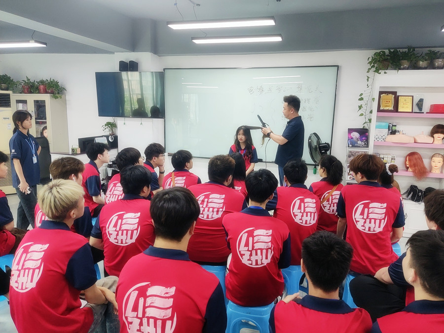 通用燙發(fā)后打理技巧，廣西燙染專(zhuān)業(yè)學(xué)校分享