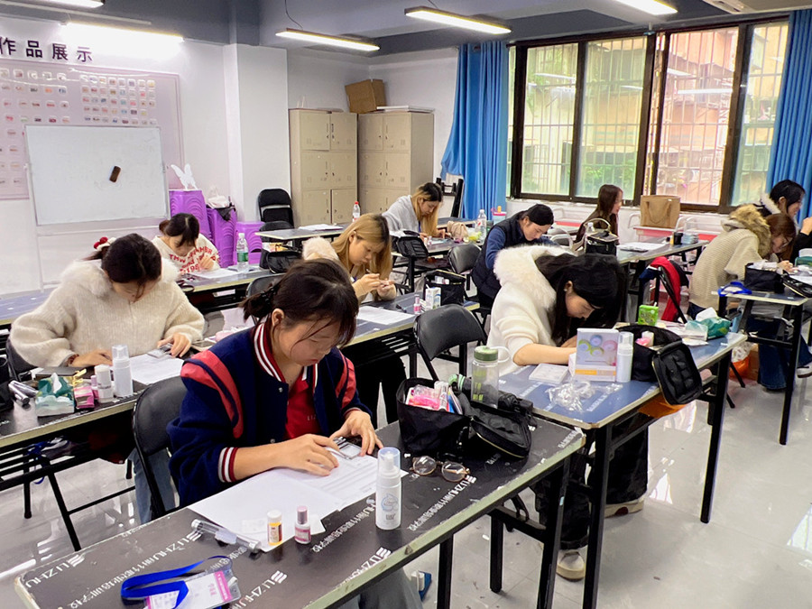 學(xué)美甲零基礎(chǔ)，南寧美甲美睫學(xué)校