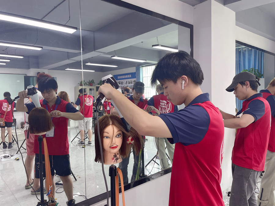 洗完頭應(yīng)不應(yīng)該包頭發(fā)？廣西美發(fā)教學(xué)