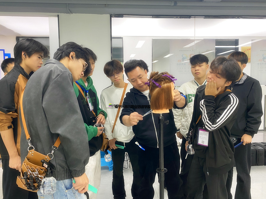 圓形層次修剪，廣西剪發(fā)技術學校