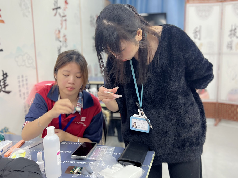 輕奢綠色貓眼美甲，南寧專業(yè)美甲學校學員作品