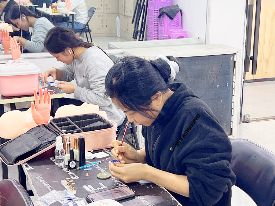 忙忙碌碌的廣西美甲設計學校課堂練習