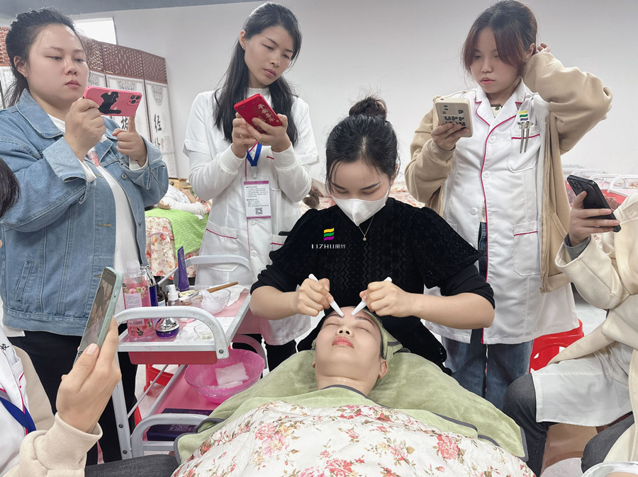 額頭撥筋的注意事項，廣西美容護(hù)膚課件講解