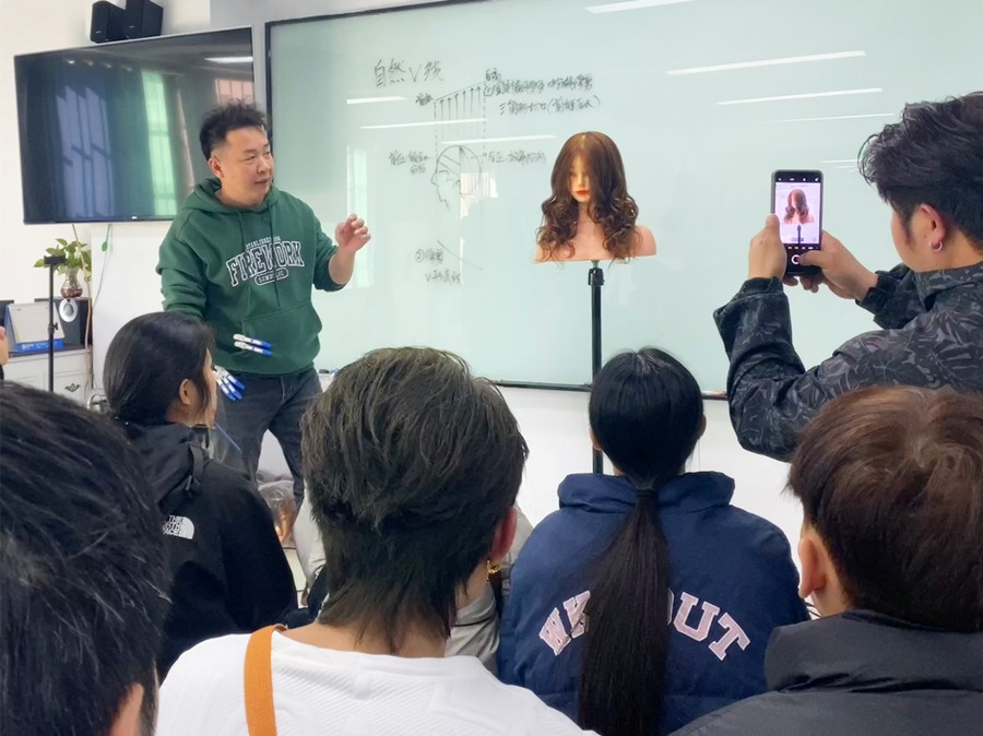 自然V線修剪手法，從零開始學(xué)美發(fā)