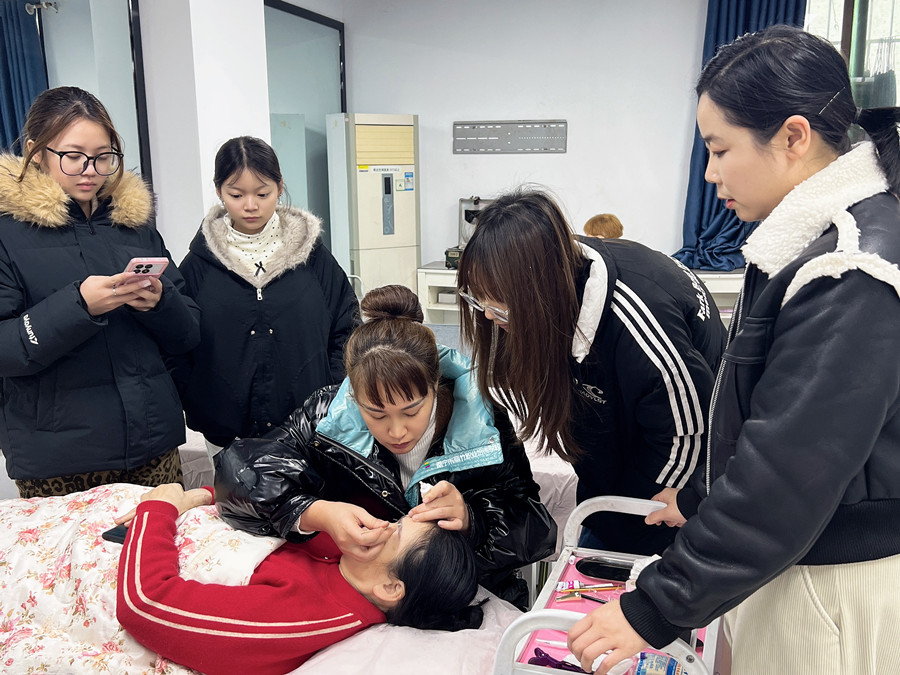 在南寧學紋繡，解鎖美業(yè)新技能