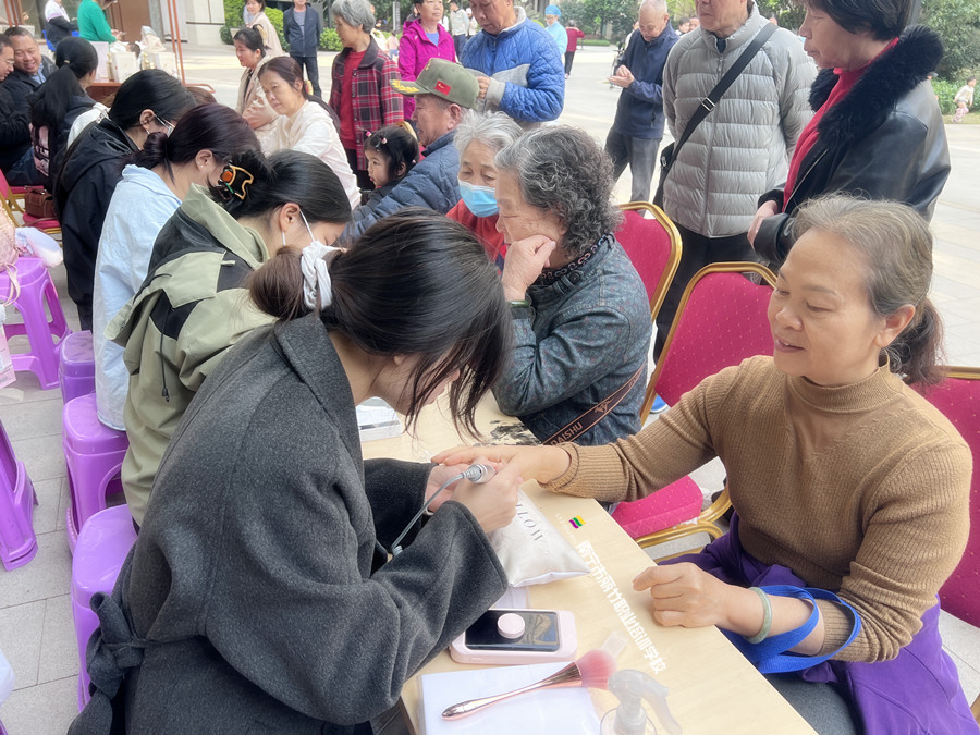 南寧美甲學(xué)校公益活動(dòng)，一場(chǎng)有意義的外出教學(xué)